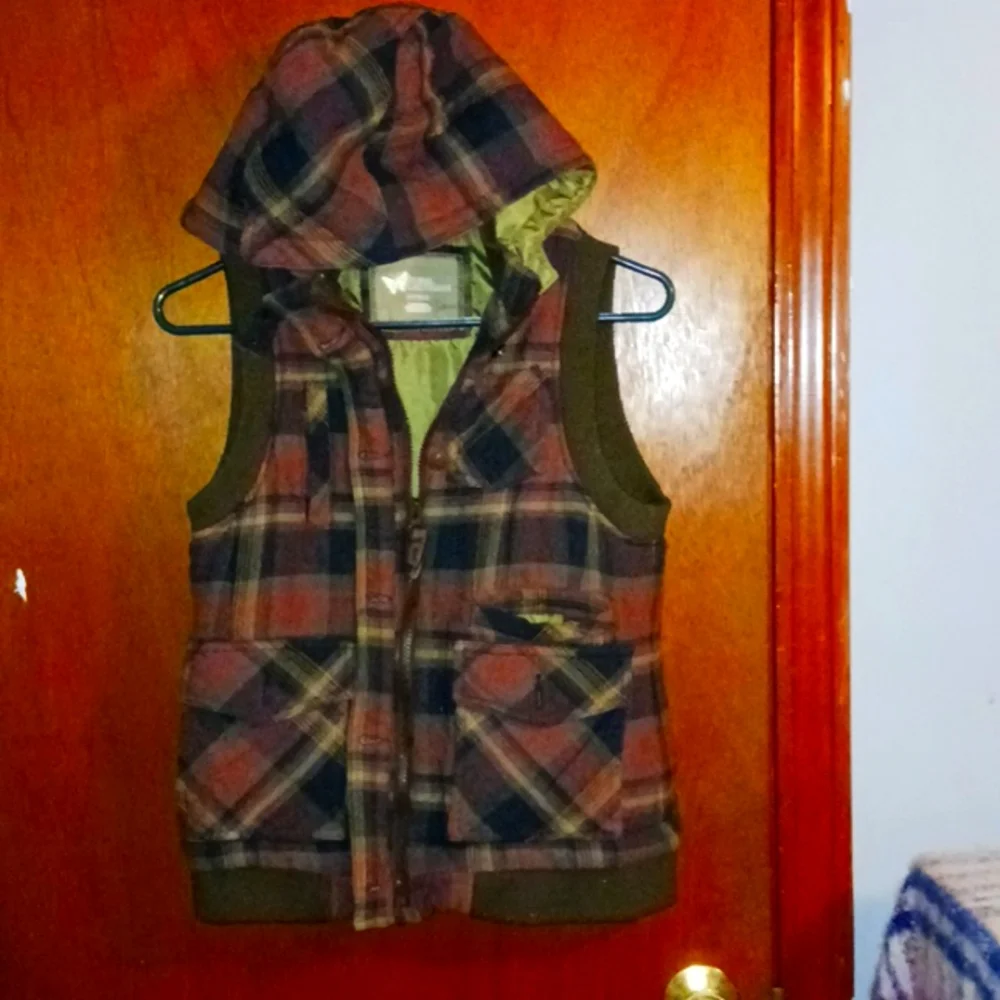 Vest - Picture 1 of 4